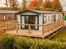 Autumn Lakefront Retreat - Free Fishing