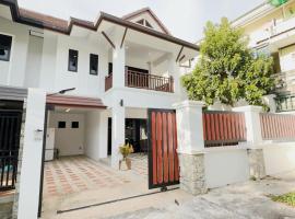 3 Bedroom Renovated Villa 3 minutes to the beach, ξενοδοχείο στην Παραλία Καρόν