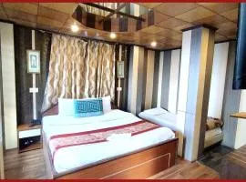 A Top Rated Hotel B-R-O-A-D-A-Y - Mall Road - Luxury & Spacious Room - Book Now
