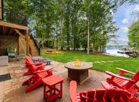 Sandy Beach, 2 King Suites, Game Rooms and Views!