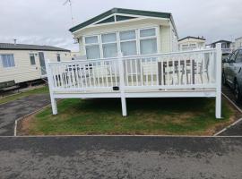 Willerby Delux - Holiday Home by the Sea - close to the Entertainment Complex-bedding, towels & wifi Included!, hotel a Jaywick Sands