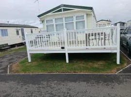Willerby Delux - Holiday Home by the Sea - close to the Entertainment Complex-bedding, towels & wifi Included!