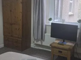 52 - room 2 - smart TV