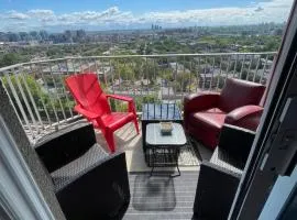 Beautiful APARTMENT - GORGEOUS VIEW of the city - 7 MINUTE WALK TO METRO - SELF CHECK IN
