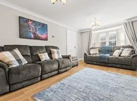 Polmont Haven: Spacious 4- Bedroom Retreat