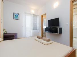 Apartments Zoran: Pirovac şehrinde bir otel