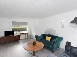 3BR Family House with Free Parking in West Lothian