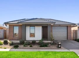 Quiet & Spacious Holiday Home in Werribee, villa in Wyndham Vale