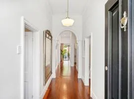 Stylish Suburban Getaway Spacious&bbq