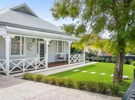 Stunning Bayswater Home Large Deck, BBQ