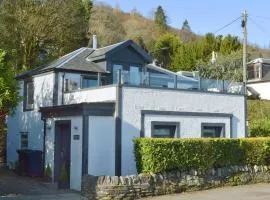 Cosy Lochside Cottage with Mountain and Sea Views
