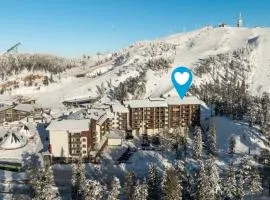 Ruka City Chalets, ski-in ski-out and 2 winter season lift pass, 2 talvikauden hissilippua