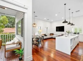 Stylish Suburban Getaway Spacious&bbq