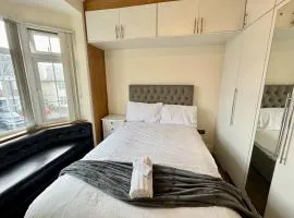 Luxury 8 Bed Home Near Luton Airport