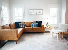 The Teal Door Cottage-Spacious home with Kingsuite