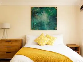 North London Holiday home, Driveway Parking, BBQ and Indoor Jacuzzi hot tub