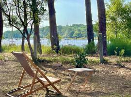 Wonderful house on the lake with idyllic lake views, hotel i Lacanau