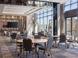 Staybridge Suites Montreal Airport - St-Laurent by IHG, отель рядом с аэропортом Международный аэропорт Монреаль имени Пьера Эллиота Трюдо - YUL в Монреале