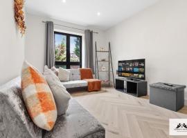 Luxury 2 BDR Garden View Apartment with Ensuite Patio Pool Table Entertainment Sleeps up to 7 Ideal for BUSINESS AND LEISURE STAYS、クロイドンのホテル