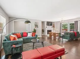 Large House Near Truist Field 15 mins to ATL and Six Flags