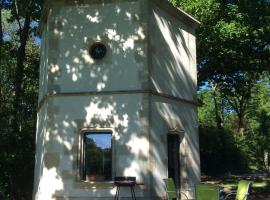 Hexagonal Tower for 2 with shared pool, holiday home in Semur-en-Auxois