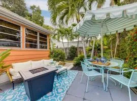 Yard and Hot Tub Historic Lake Worth Cottage!