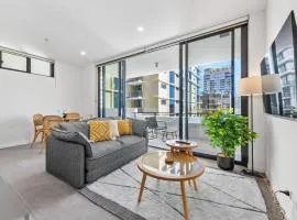 Sunny Stylish Central Best Location Pool Gym
