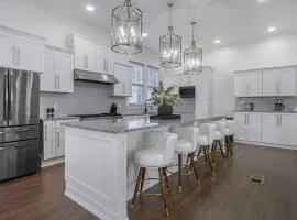 Family-Friendly 5BR | Sleeps 15 | 3 mins Downtown!
