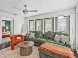 Chic 2BR King Bed Balcony Krog Market Steps to Beltline