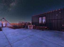 ART HAUS Grand Canyon South Rim - Hot Tub, Hammock, Movie Projector, Telescope, hotel in Valle