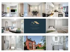 Modern 2 Bed Flat, Wifi, Parking, Self Check-in, Sleeps 5, 2 bathrooms, Close to Stepping Hill & Motorways