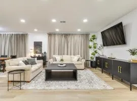 Walk to City Center Modern Coral Springs Getaway
