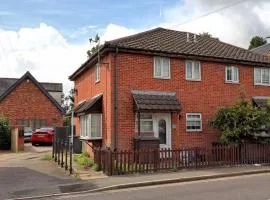 Quirky 2-Bed Brentwood Home Near High St & Station - With Parking