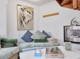 Stylish 2-Bed Brentwood Home Near High Street & Station With Free Parking