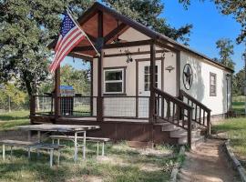 The Omni Cabin At Our Texas Ranch, ξενοδοχείο σε Centerville