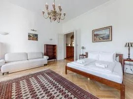 Budapest Classic Charm 2BR Cornertub SmartTV