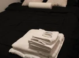 Comfy 1Bed With Full Patio! Free Parking Fast WiFi