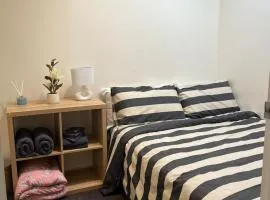 MKM Central QT Room - Shared Two-bedroom Apartment with Host Couple