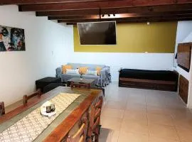 Casa cerca del Centro con Cochera Privada en el lugar y Portón Eléctrico para el ingreso