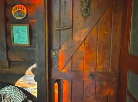 The Drake Cabin in The Forest, hotel v destinácii Cosby