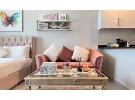 Soho Saadiyat Island Poolside Luxury Retreat - Moments from Louvre Abu Dhabi