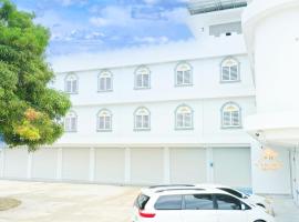 snowwhite castle hotel, hotel con estacionamiento en Garapan