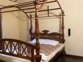 Lake Lodge 4 bed rooms spacious house with 3 Bath