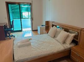 Quarto duplo com varanda no centro de Viseu, hotel in Viseu