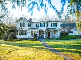 Twin Oaks Near Lake Wallenpaupack Historic Home
