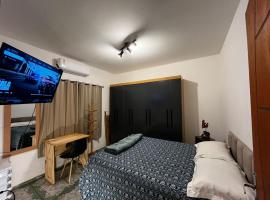 Loft Mobiliado e Bem Localizado com Ar condicionado C, villa in Dourados