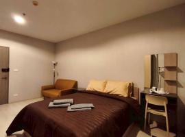 Condo Studio Sukhumvit 1 min BTS Pu Chao, condo σε Ban Khlong Samrong
