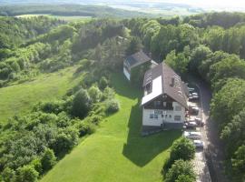 Berggasthof Bayernturm, hotel v destinaci Zimmerau