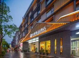 GUI YUAN ZHEN PIN HOTEL - Zhangjiajie National Forest Park Store -Free one waypick up service over 2night- Customized tour routes and Reservation ticket services for scenic spots-English speaking customer service