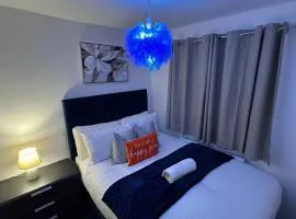 Walsall 3 Bedrooms WiFi & gated Car park 7Sleeps 70 Windsor